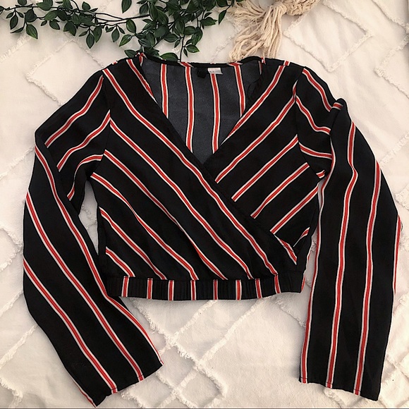 Cropped V crossover chiffon blouse - Picture 3 of 6